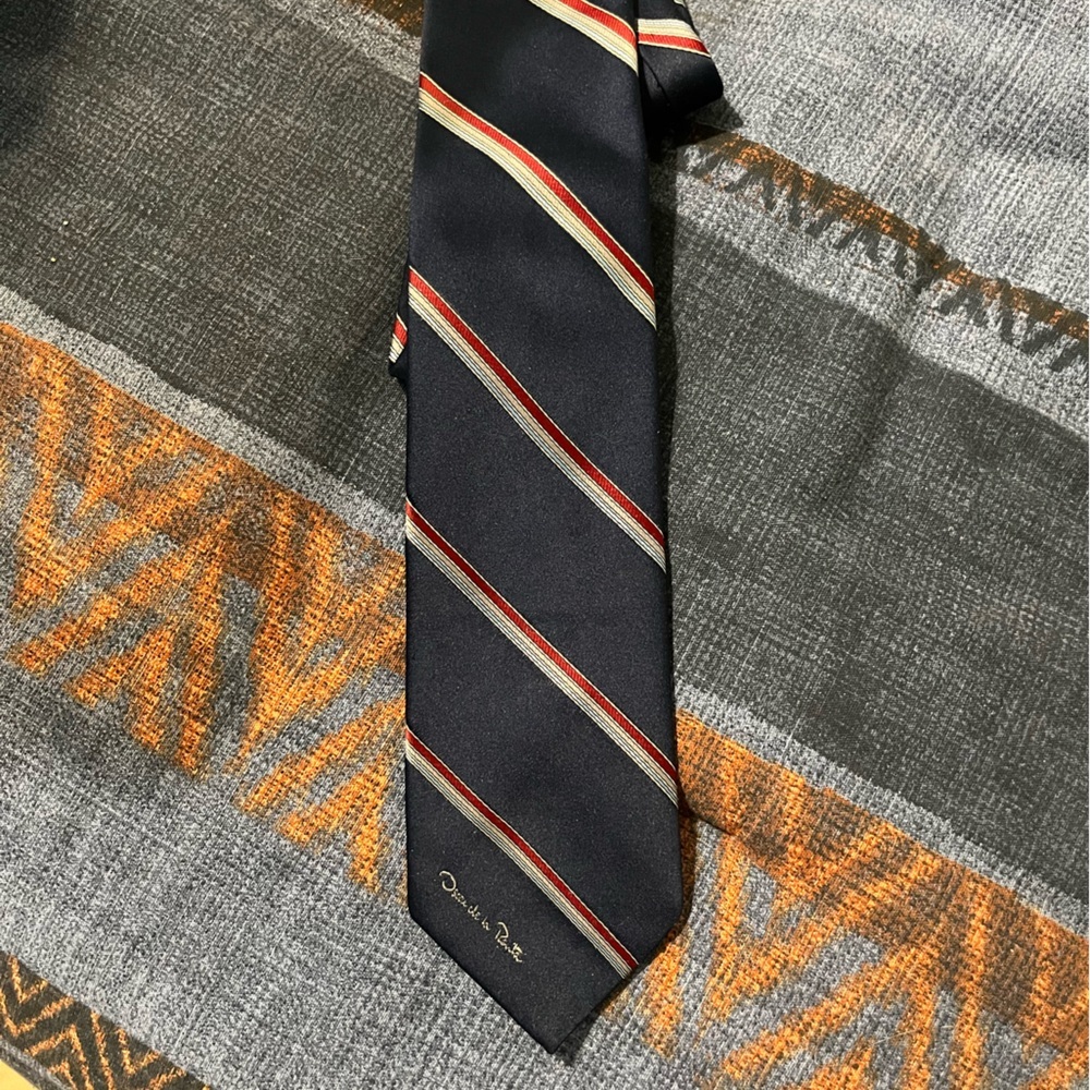 Beautiful authentic Oscar de la Renta silk tie